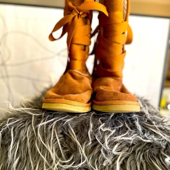 UGG BOOTS…Slightly Used- A classic staple to any fall wardrobe! - Picture 3 of 5